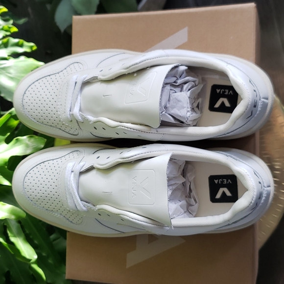 Veja V-10 Leather Sneakers - Picture 14 of 16